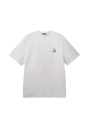 Bílé tričko s krátkým rukávem a kulatým výstřihem s malým zeleným a červeným logem na levé straně hrudi a zelenou etikettou uvnitř límce.