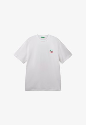 Maglietta a maniche corte bianca a girocollo con un piccolo logo verde e rosso sul lato sinistro del petto e un'etichetta verde all'interno del colletto.