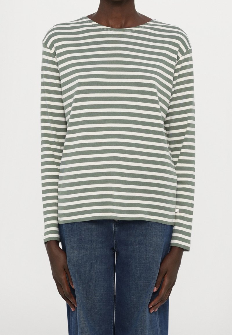 Dlouhý rukáv top v jemně zelených a bílých pruzích, vyrobený z měkké tkaniny, s kulatým výstřihem a uvolněným střihem. Neformální design.