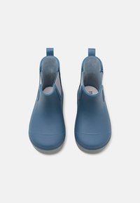 Mėlynos vandeniui atsparios kulkšninių botai, pagaminti iš gumos, su lygiu paviršiumi, suapvalintu pirštu ir minkšta pilka vidine pamušalu; turi traukimo kilpas patogiam apsiaidymui.