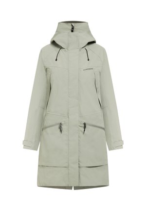 Parka impermeabile verde chiaro con collo alto, cappuccio regolabile, zip frontale e due tasche laterali con zip; presenta polsini ripiegati.