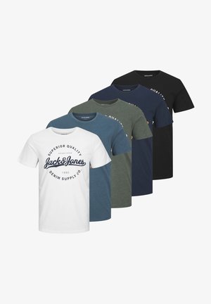 Vijf T-shirts op een rij: wit met blauw logo, teal, olijfgroen, marineblauw en zwart. Rundhals, korte mouwen, van katoen.