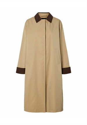 Cappotto lungo beige con dettagli di colletto e polsini marrone scuro, tasche frontali e chiusura nascosta, mostrato su sfondo bianco.