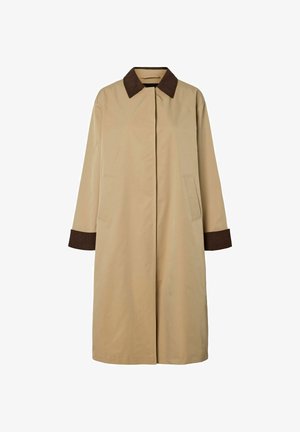 Cappotto lungo beige con dettagli di colletto e polsini marrone scuro, tasche frontali e chiusura nascosta, mostrato su sfondo bianco.