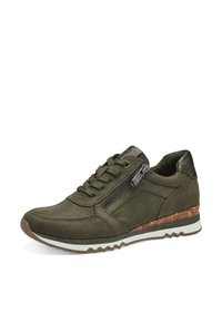 Sneaker verde in suede con design perforato, dettaglio con zip, accentuazione in verde scuro testurizzato, tacco in sughero e suola bianca a zigzag.