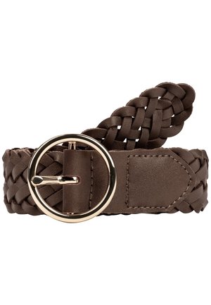 Ceinture en cuir tressé marron avec boucle ronde en or et détail de couture à l'extrémité, enroulée sur un fond blanc.