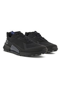 Svarta atletiska skor med överdel i mesh och syntetmaterial, som har en texturerad design, snörning och en vadderad sula för stöd.