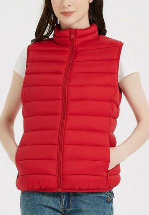 Gilet rembourré rouge avec un rembourrage à coutures verticales, un col haut et une fermeture éclair à l'avant. Comprend des poches latérales et une texture légère et lisse.