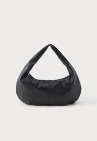 Musta pehmeä nahkainen kuun muotoinen käsilaukku, jossa on paksu, pehmustettu kahva ja yläosassa vetoketjulla suljettava suljenta.