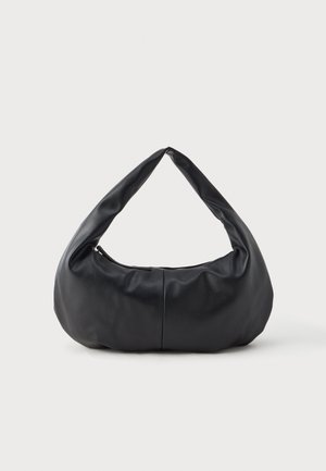 Černá měkká kožená kabelka ve tvaru půlměsíce s širokým polstrovaným uchem a horním zipovým uzávěrem.