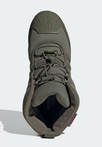 Vysoké olivově zelené tenisky Adidas s texturovanou špičkou, nastavitelnými bungee tkaničkami, polstrovaným límcem a měkkou vnitřní podšívkou.