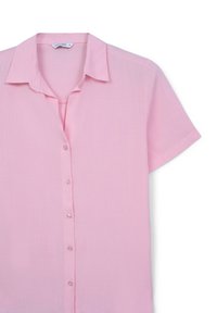 Chemisier rose clair à manches courtes avec boutons, fabriqué dans un tissu doux et lisse. Il présente un col classique et des boutons en plastique transparent sur le devant.