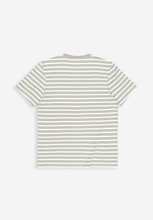 Lichtgrijs T-shirt met witte horizontale strepen, korte mouwen, ronde hals en een zachte textuur. Eenvoudig ontwerp zonder extra grafische elementen.