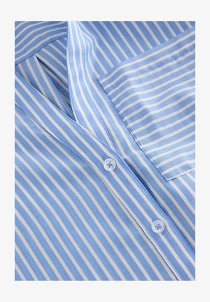 Chemise rayée bleu clair avec des rayures verticales blanches, une fermeture à boutons, un col et une poche poitrine avec une texture lisse.