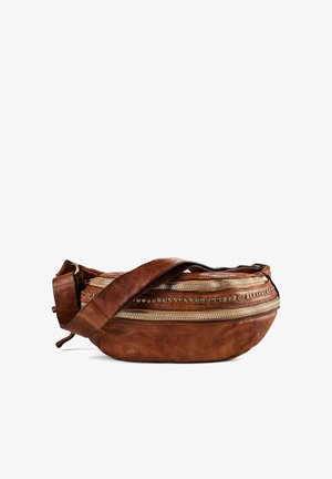 Marsupio in pelle marrone con due zip dorate e dettagli con borchie, dotato di tracolla in pelle regolabile.