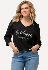 Ulla Popken À COL EN V ET MANCHES 3/4 IMPRIMÉ NOM DE VILLE - Longsleeve - noir