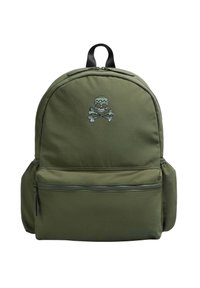 Mochila verde con un compartimento principal con cremallera y un bolsillo frontal, que presenta un bordado de calavera y tibias cruzadas, fabricada con un material duradero.