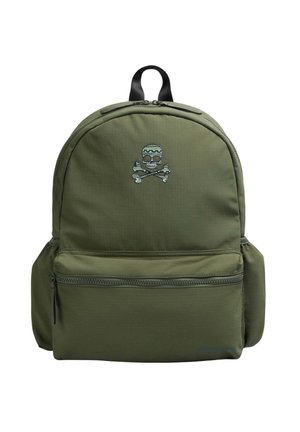 Mochila verde con un compartimento principal con cremallera y un bolsillo frontal, que presenta un bordado de calavera y tibias cruzadas, fabricada con un material duradero.