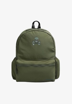 Groene rugzak met een rits hoofdcompartiment en voorvak, voorzien van een geborduurde doodskop en gekruiste botten, gemaakt van duurzaam materiaal.
