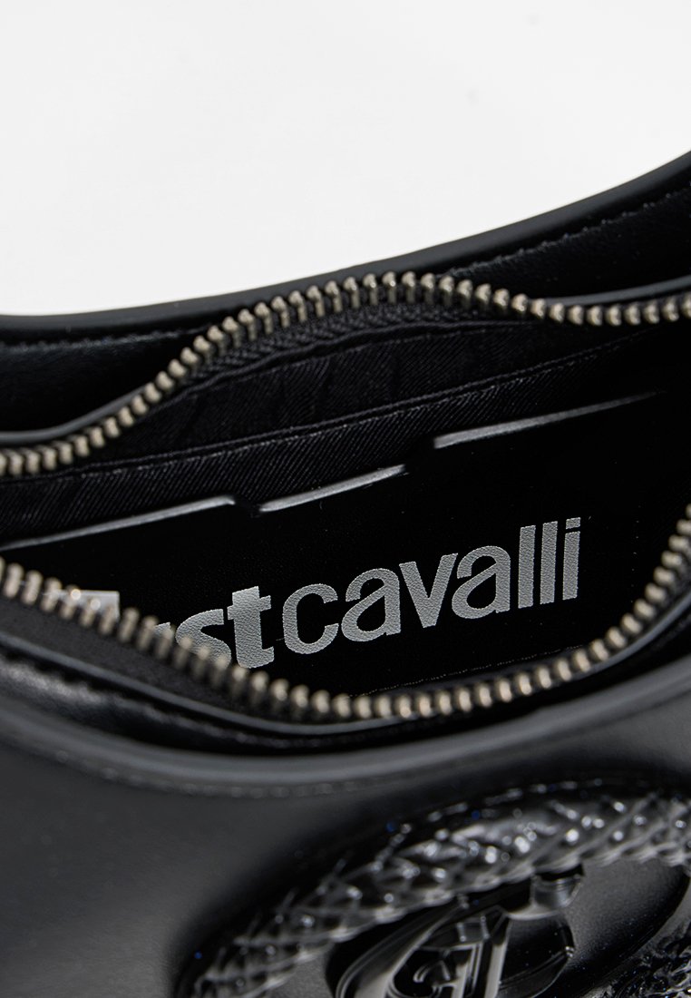 Intérieur d'un sac en cuir noir avec une fermeture éclair, comportant un doublure en tissu et un logo "Just Cavalli" argenté sur fond noir. Accents texturés visibles.