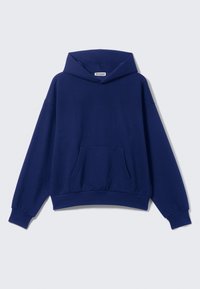 Mornarsko moder oversized sweatshirt iz mehkega materiala, z široko kapuco, sprednjim žepom ter rebrastimi manšeti in robom. Preprost dizajn, brez vzorcev.