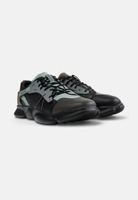 Scarpe sportive con una tomaia in nero e grigio testurizzato, arricchita da dettagli azzurri. Suola arrotondata per l'ammortizzazione, con un design a lacci.