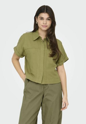 Camicia verde oliva a maniche corte in una vestibilità slim, con colletto button-down, dotata di tasche sul petto e orlo dritto.