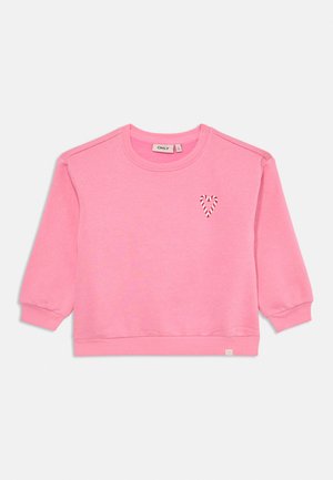 Rosa genser med rund hals, ribbestrikkede mansjetter og nederst, med et lite design av godisstang i hjerteform på venstre bryst.