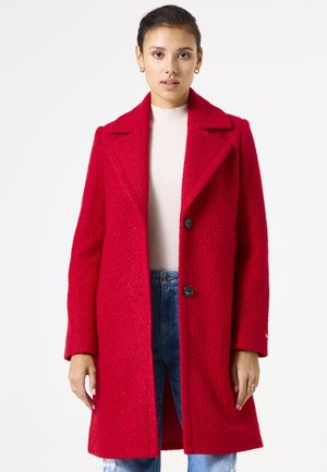 Roter Wollmischmantel mit strukturiertem Finish, breiten Revers und zwei Knöpfen. Das Design verfügt über lange Ärmel und einen mittellangen Schnitt.