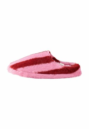 Papuci din blană sintetică în dungi roz și roșii, cu o textură moale și o formă rotunjită. Design cu spate deschis pentru o purtare ușoară.