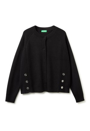 Schwarze Strickjacke mit langen Ärmeln, Rundhalsausschnitt, gerippten Seitenpaneelen und jeweils drei silbernen Knöpfen an jeder Seite in der Taille.