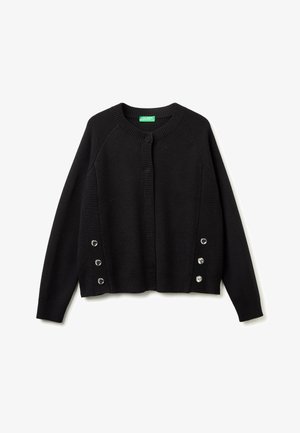 Czarny długi sweter na guziki z dzianiny, z długimi rękawami, okrągłym dekoltem, żeberkowymi panelami po bokach oraz trzema srebrnymi guzikami po każdej stronie w talii.