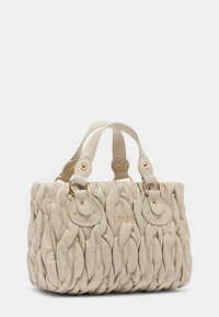 Borsa a mano in pelle beige con motivo intrecciato, doppi manici superiori, hardware color oro e dettaglio del logo davanti.