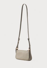 Pequena mala de ombro em couro cinza claro, com textura lisa, ferragens em tom de dourado, alça ajustável e fecho com zíper.