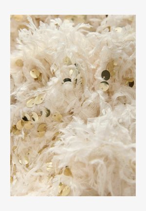 Texturált fehér szövet, amely kócos szálakat és szétszórt arany flittereket tartalmaz, rétegezett, lágy megjelenést kölcsönözve, fényvisszaverő részletekkel.