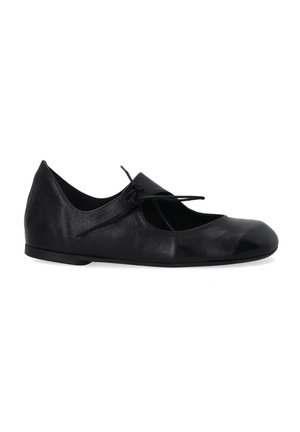 Schwarze Leder-Ballettschuhe mit einer abgerundeten Zehe und einem kleinen Ausschnitt. Verfügt über einen dünnen gebundenen Schnürsenkel an der Seite und eine glatte Textur.