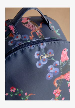 Mornarska platnena torba z cvetličnimi in ptičjimi vzorci. Zlati logotip blagovne znamke "Cath Kidston" na zadrgi, teksturirana površina z sijočim zaključkom.