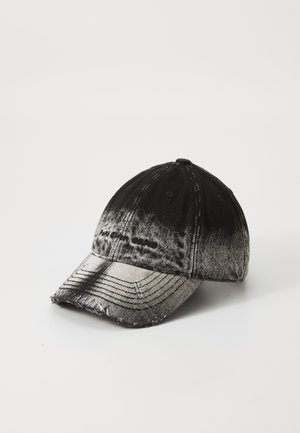 Cappellino da baseball logoro in nero e grigio, con visiera curvata, texture in denim sbiadita e cuciture visibili, con un logo sulla parte anteriore.