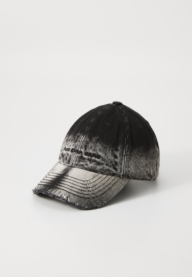 Fekete és szürke, megviselt baseballsapka, ívelt billel, fakó farmer textúrával és látható varrással, elülső logóval.