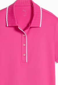 Rosa polo-shirt med ribbet krave med hvide detaljer, tre-knaps lukning, korte ærmer og glat stoftstruktur.