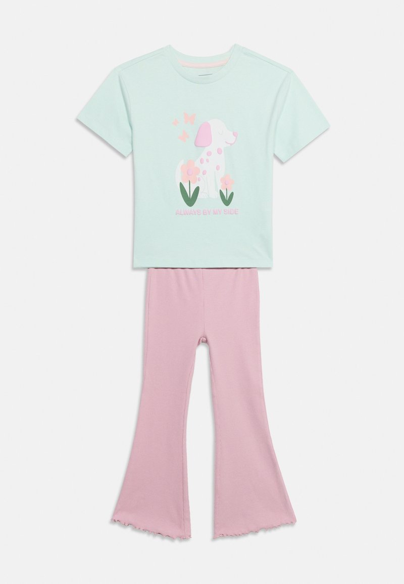 Ανοιχτό μπλε κοντομάνικο πουκάμισο με σκύλο με ροζ βούλες, λουλούδια, πεταλούδες και το κείμενο «Always by my side», σε συνδυασμό με ροζ παντελόνι με καμπάνα.