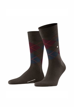 Ein Paar dunkelbraune Crew-Socken mit einem burgunderfarbenen, marineblauen und grauen Argyle-Muster sowie einem kleinen weißen Logo der Marke Nähe des Knöchels.