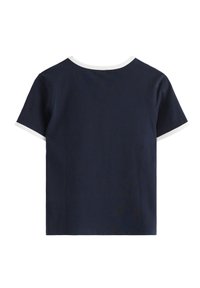 Marineblauwe katoenen t-shirt met korte mouwen en witte accenten op de kraag en mouwranden; gladde textuur, klassieke ronde halslijn.