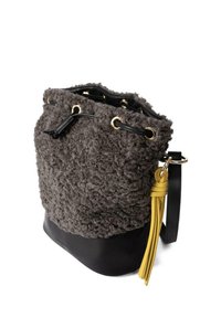 Bolso de tela gris y esponjoso en forma de cubo con base de cuero negro, herrajes dorados y un acento de borlas de cuero amarillo en el lateral.