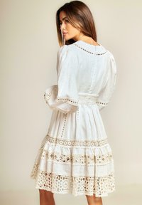 Alma en Pena Vestido camisero - blanco