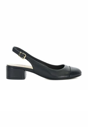 Zwarte leren slingback schoen met een ronde neus, lage blokhak en een metalen gesp accent op de verstelbare band. Soepele textuur.