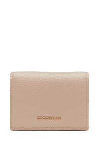 Portafoglio in pelle beige con finitura testurizzata, caratterizzato da un logo in rilievo discreto e un design rettangolare semplice. Chiusura non visibile.