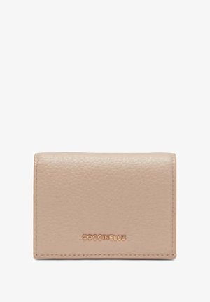 Portafoglio in pelle beige con finitura testurizzata, caratterizzato da un logo in rilievo discreto e un design rettangolare semplice. Chiusura non visibile.