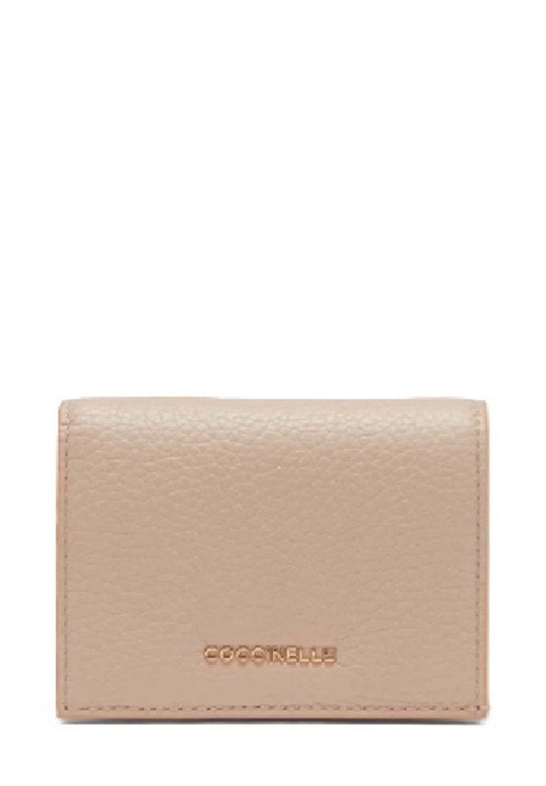 Portafoglio in pelle beige con finitura testurizzata, caratterizzato da un logo in rilievo discreto e un design rettangolare semplice. Chiusura non visibile.