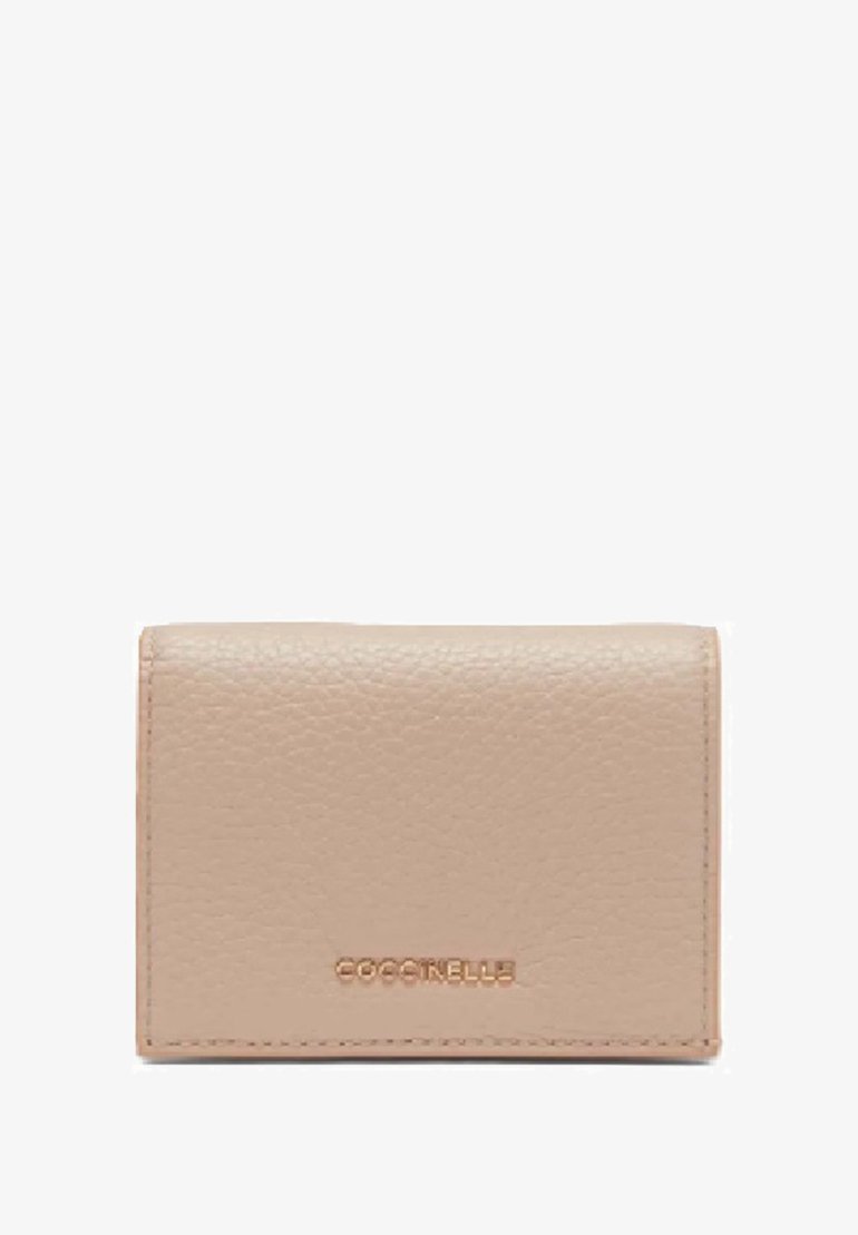 Portafoglio in pelle beige con finitura testurizzata, caratterizzato da un logo in rilievo discreto e un design rettangolare semplice. Chiusura non visibile.